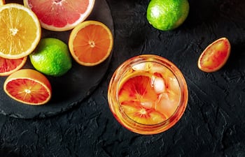 Cóctel cítrico tipo spritz.