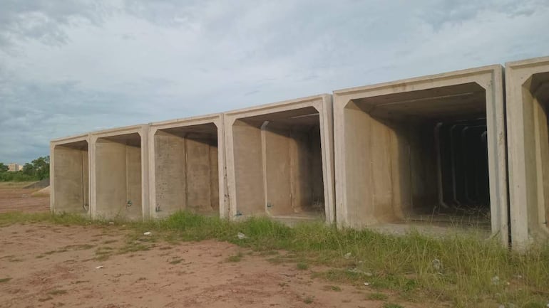 Estructuras de hormigón que deberían ser utilizadas para la abandonada obra están en un predio abandondonadas hace más de un año.