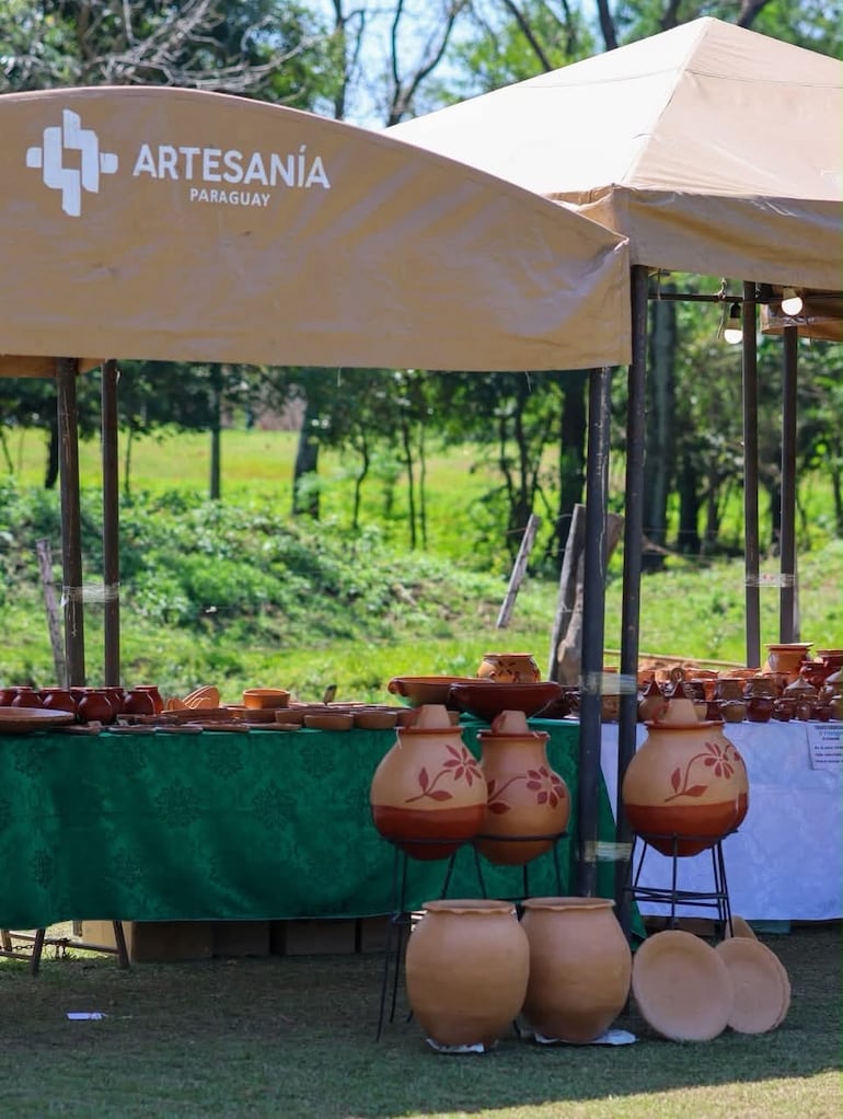 En cada stand se pueden admirar todo tipo de obras artesanales.