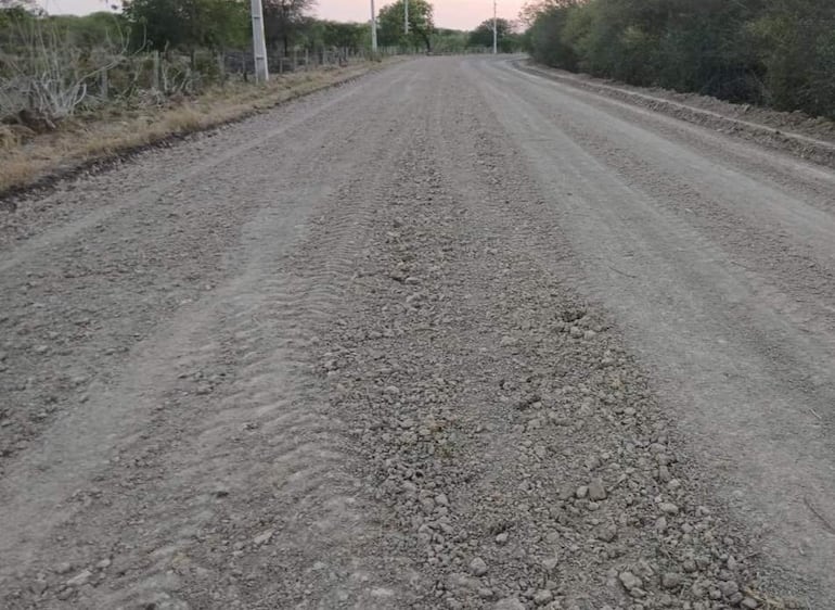 Camino de tierra recién trabajado en Bahia Negra