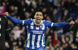 El mediocampista paraguayo, Diego Alexander Gómez Amarilla (22 años), celebra uno de los dos tantos que marcó frente al Leeds United.