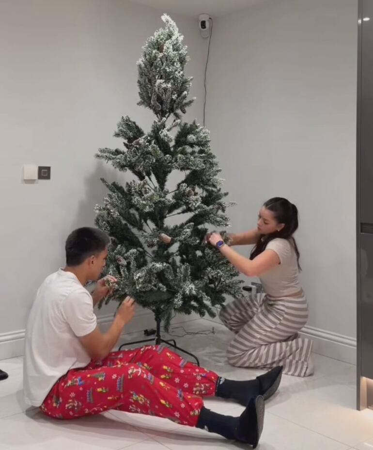 Diego Gómez y Geraldine Villagra armando el árbol de Navidad. (Instagram/Geraldine Villagra)