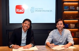 Federico Arana y Pedro Zuccolillo durante la firma, en Itaú.