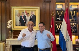 El presidente del Senado, Basilio "Bachi" Núñez (ANR, HC) con el presidente de la ANR, Horacio Cartes.