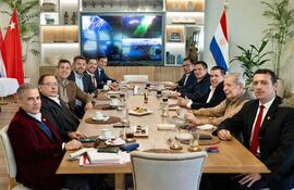 Reunión del Comando de Honor Colorado reunida ayer, en la que participó el senador Juan Carlos "Nano" Galaverna.