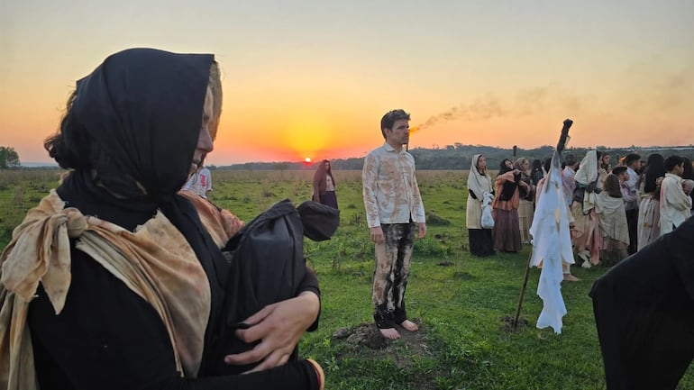 Cada año, jóvenes rinden homenaje a los niños mártires de Acosta Ñu, manteniendo viva la memoria de quienes dieron su vida por la patria.