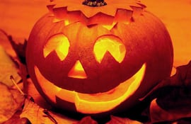 Halloween o Hallowe'en es una fiesta que se celebra el 31 de octubre, víspera de la fiesta cristiana occidental de Todos los Santos. Inicia la conmemoración de Allhallowtide, el tiempo del año litúrgico dedicado a recordar a los muertos, incluidos los santos, los mártires y todos los fieles difuntos.
