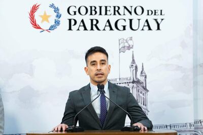 El viceministro de Economía y Planificación, Felipe González, hablando durante una rueda de prensa en Asunción (Paraguay). La Organización para la Cooperación y el Desarrollo Económico (OCDE) evaluará las políticas públicas de Paraguay durante un proceso que requiere hasta tres años de duración para considerar su solicitud de convertirse en miembro pleno, informó González.