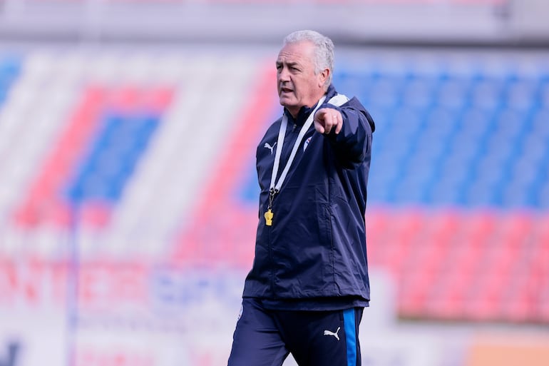 El argentino Gustavo Alfaro, seleccionador de Paraguay, durante un entrenamiento de la Albirroja en el estadio de Panionos FC, en Atenas, Grecia.