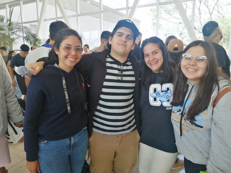 Un grupo de chilenos esperando por el concierto de Bad Bunny en Paraguay.