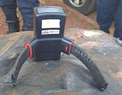 El aparato de tobillera electrónica se encontró en un terreno baldío.