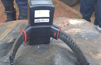 El aparato de tobillera electrónica se encontró en un terreno baldío.
