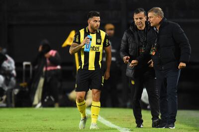 El paraguayo Héctor Villalba (i), jugador de Peñarol, conversa con el entrenador Diego Aguirre en el partido frente a San Antonio Bulo Bulo por la segunda fecha del Grupo H de la Copa Libertadores 2025 en el estadio Campeón del Siglo, en Montevideo, Uruguay.