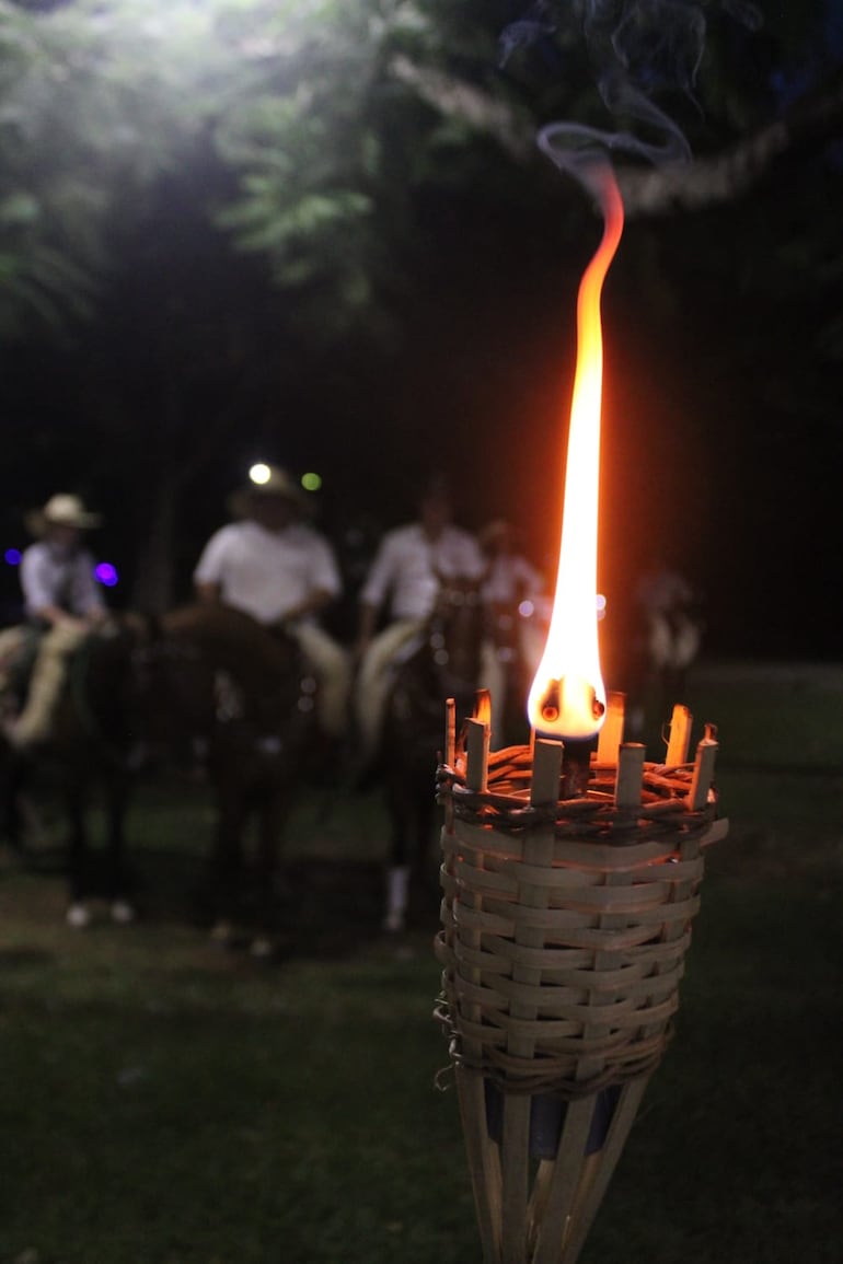 Los candiles fueron elaborados por los propios ciudadanos para adornar cada rincón de Atyrá y honrar a la Virgen de la Candelaria.