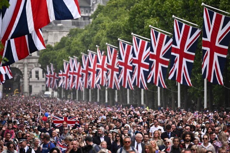 Una multitud participó de los inicios de los festejos en honor a la Reina Isabel. (AFP)