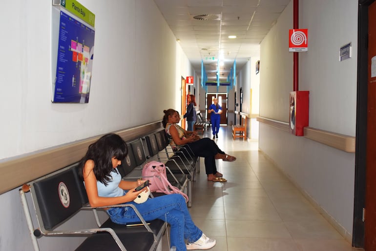 En los pasillos y la sala de espera no hay climatización ni ventiladores.