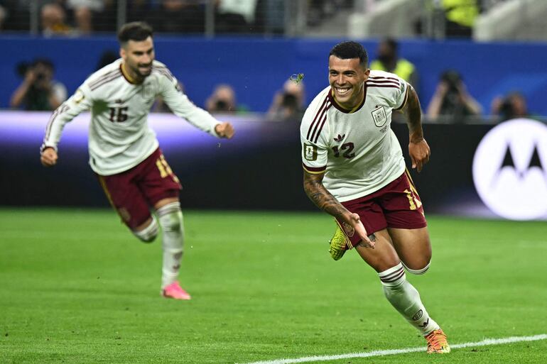 El defensa de España Pedro Porro celebra tras marcar el segundo gol de su equipo durante el partido de semifinales del torneo de fútbol de la Copa Mundial 2026 entre Francia y España en el Dallas Stadium en Arlington.