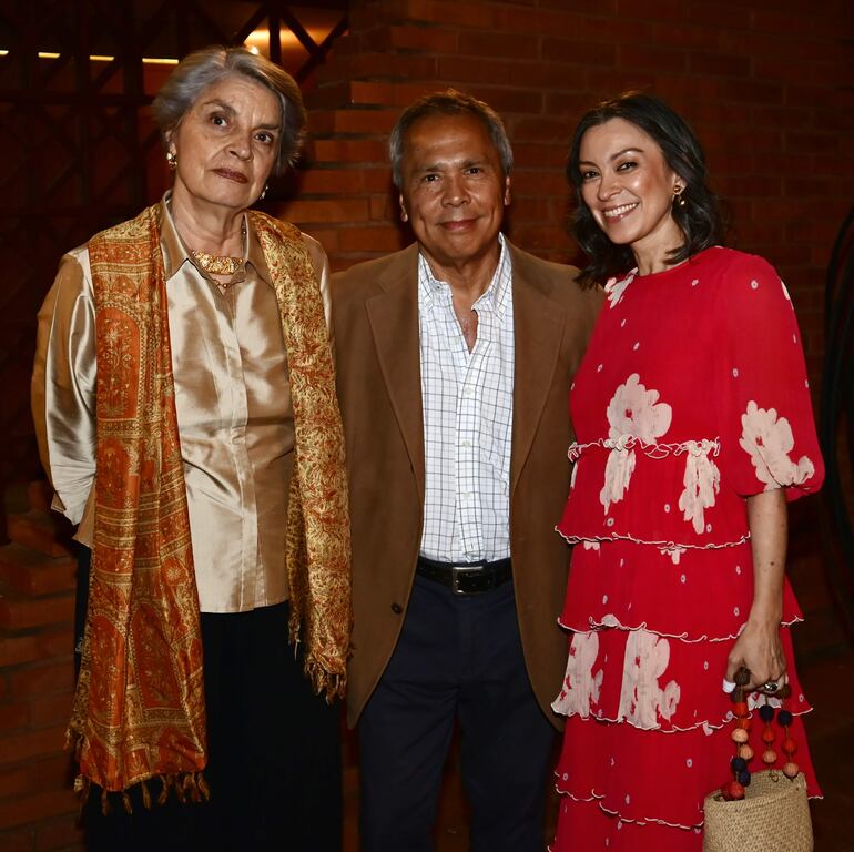 Milda Rivarola, Rodolfo Oviedo y Paola Victoria.