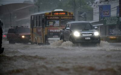 En algunos días de lluvia se ven raudales que pueden llegar a arrastrar a personas o vehículos.