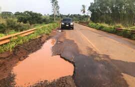 Enormes baches se observan en el trayecto de la ruta que une los distritos de Juan Eulogio Estigarribia y Raúl Arsenio Oviedo.