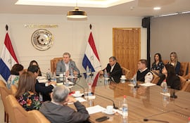 Reunión de la Comisión Investigadora del Senado y autoridades del INCOOP. (foto gentileza).