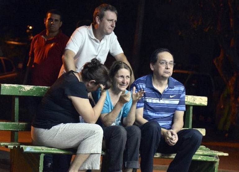 Consternada tras lo ocurrio, Ana María Arnold (medio), rodeada de sus familares.