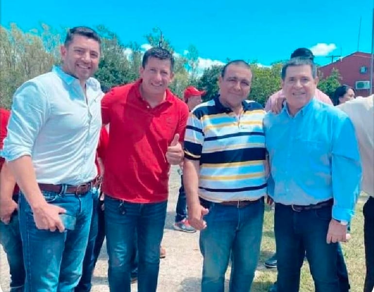 Pedro Alliana en camisa blanca, Ariel Arce en rojo y Horacio Cartes en camisa azul, sonriendo en un entorno al aire libre.
