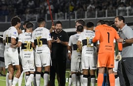 El entrenador de Olimpia, Pablo "Vitamina" Sánchez brinda indicaciones a sus dirigidos, en el encuentro por la fase preliminar de la Copa Sudamericana ante Sportivo Trinidense.