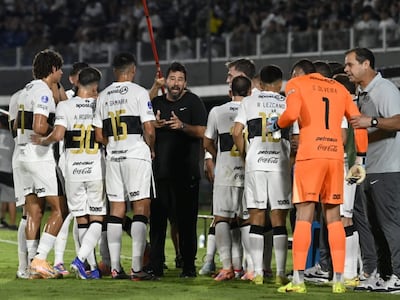 El entrenador de Olimpia, Pablo "Vitamina" Sánchez brinda indicaciones a sus dirigidos, en el encuentro por la fase preliminar de la Copa Sudamericana ante Sportivo Trinidense.
