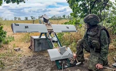 Un soldado ruso prepara un dron para su lanzamiento durante una operación en Ucrania.