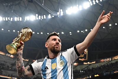El capitán y delantero argentino # 10 Lionel Messi sostiene el Trofeo de la Copa Mundial de la FIFA después de la ceremonia de entrega de trofeos después de que Argentina ganó el partido de fútbol final de la Copa Mundial Qatar 2022 entre Argentina y Francia en el Estadio Lusail en Lusail, al norte de Doha el 18 de diciembre de 2022. Lionel Messi dice que fichará por Inter Miami en entrevista con medios españoles, informó AFP el 7 de junio de 2023.
