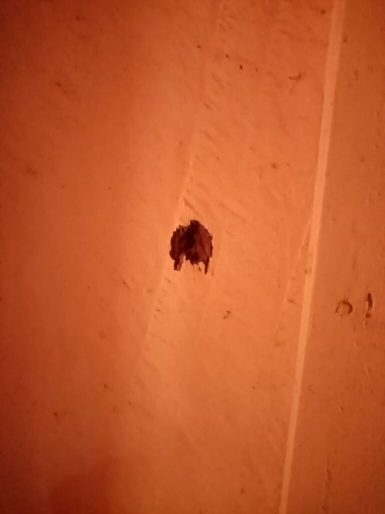 Una de las balas disparadas por los supuestos "sintierras" impactó en una puerta de la vivienda principal del establecimiento ganadero.