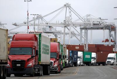 La industria del transporte comercial se prepara para una repentina disminución del trabajo a medida que continúan las consecuencias de los amplios aranceles del presidente estadounidense Donald Trump. Se está notificando a los importadores estadounidenses sobre un aumento en la cancelación de viajes de buques de carga desde China después de que la administración Trump anunciara nuevas tarifas para los barcos chinos.