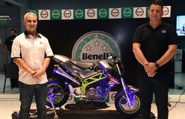 Pedro Valiente fue presentado por Rafael Cáceres, jefe de motos Benelli,  como corredor oficial de la marca en 2025.