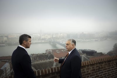 El primer Ministro húngaro, Viktor Orban (dcha.), recibiendo al Presidente de Paraguay, Santiago Peña (izq.), en la sede del gobierno en Budapest, Hungría, el 9 de diciembre de 2025.