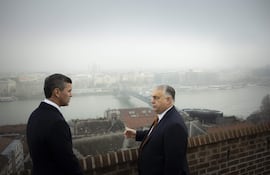 El primer Ministro húngaro, Viktor Orban (dcha.), recibiendo al Presidente de Paraguay, Santiago Peña (izq.), en la sede del gobierno en Budapest, Hungría, el 9 de diciembre de 2025.