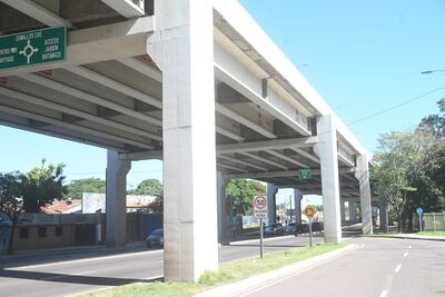 El Corredor Vial Botánico fue totalmente construido y se usa desde hace años, pero las obras complementarias prometidas nunca se llevaron a cabo.