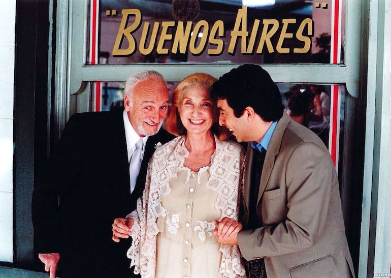 Héctor Alterio junto a Norma Aleandro y Ricardo Darín en una escena de "El hijo de la novia".