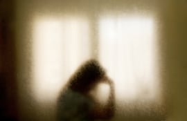 Distinguir entre depresión y deterioro cognitivo es importante porque comparten señales visibles, pero no tienen el mismo origen ni requieren exactamente el mismo abordaje.