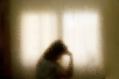 Distinguir entre depresión y deterioro cognitivo es importante porque comparten señales visibles, pero no tienen el mismo origen ni requieren exactamente el mismo abordaje.