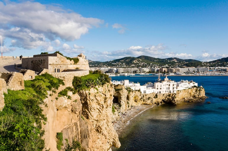 Bastión de Santa Lucía y barrio de Sa Penya, Dált Vila, Eivissa, Ibiza, Islas Baleares, España.