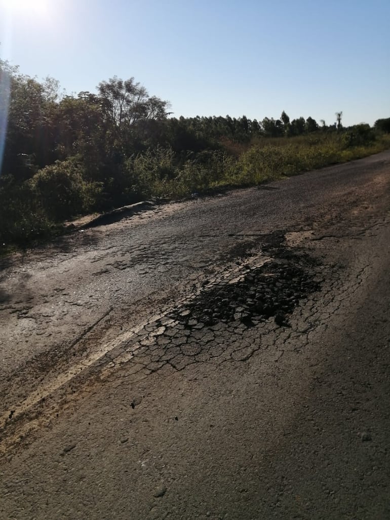 Pobladores de la compañía Naramjaisy de Villeta denuncian la mala construcción de asfaltado de la calle que une con la localidad de Nueva Italia y la falta de señalización y desagües. Responsable de la empresa constructora aseguran que los trabajos continúan en la zona. 