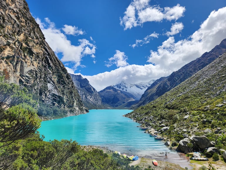 Laguna Azul Paron en el Parque Nacional Huascarán, Perú.