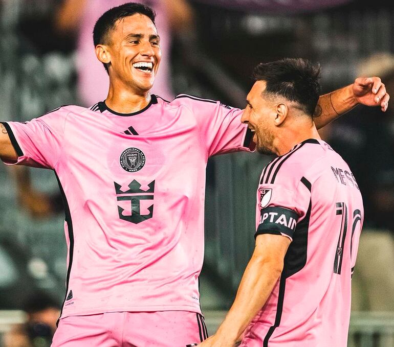Matías Rojas festeja uno de sus goles con Lionel Messi.