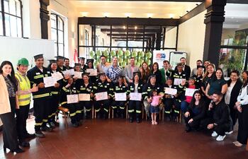 Tras la capacitación, recicladores de base reciben certificados.