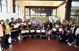 Tras la capacitación, recicladores de base reciben certificados.