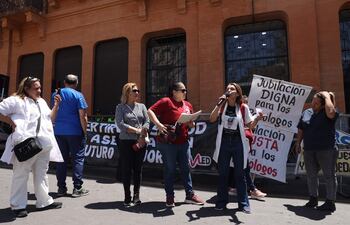 Trabajadores del sector de la salud se manifestaron frente a la sede del Ministerio de Economía y Finanzas.