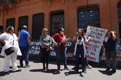 Trabajadores del sector de la salud  se manifestaron frente a la sede del Ministerio de Economía y Finanzas.