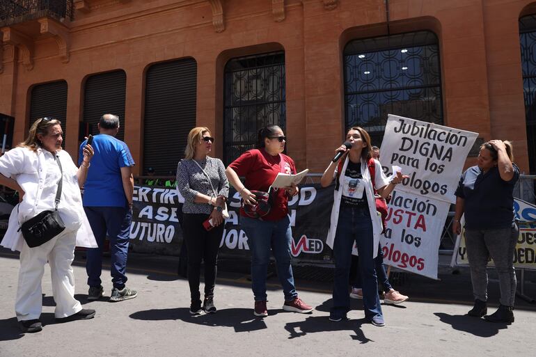 Trabajadores de la salud pidieron jubilación digna durante una manifestación llevada frente al Ministerio de Economía y Finanzas (MEF).