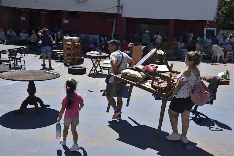 Imágenes del primer día de la subasta de Corazones abiertos en el Col. Luis Alberto de Herrera.